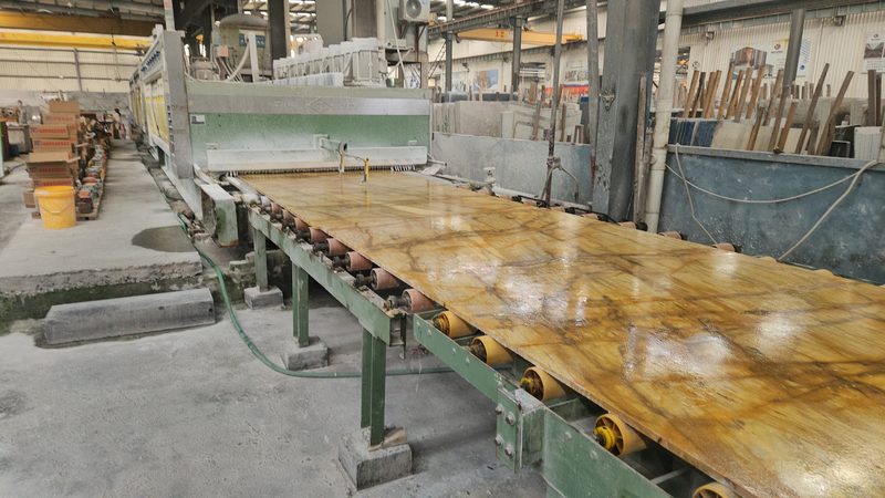 Cutting it into slabs — Giallo Siena marble in processing