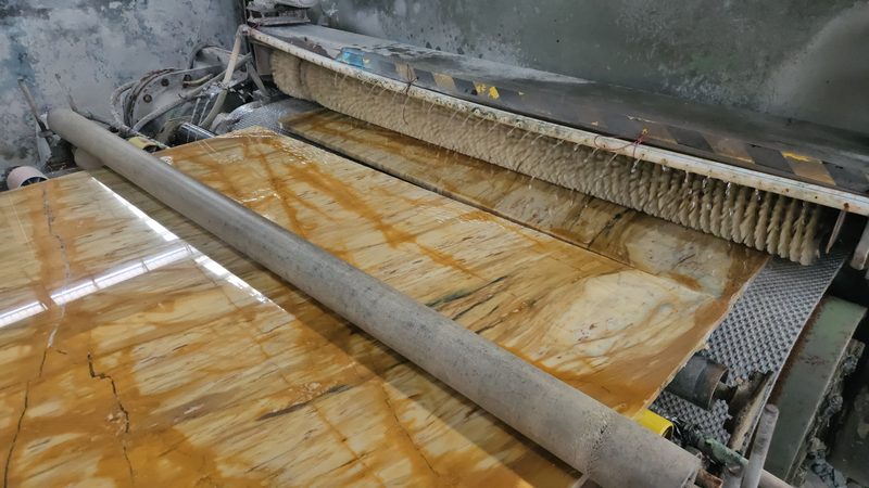 Cutting it into slabs — Giallo Siena marble in processing